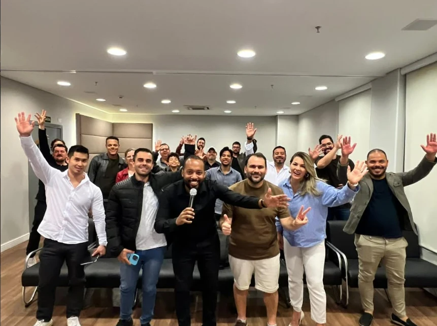 Mateus conduzindo o evento